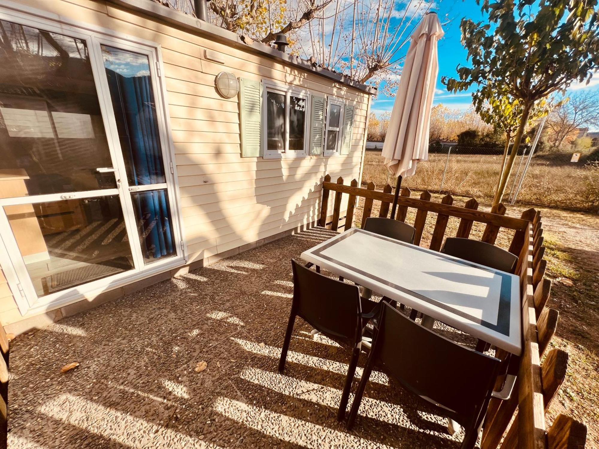 Camping Bungalow El Llac De Banyoles Porqueres Номер фото